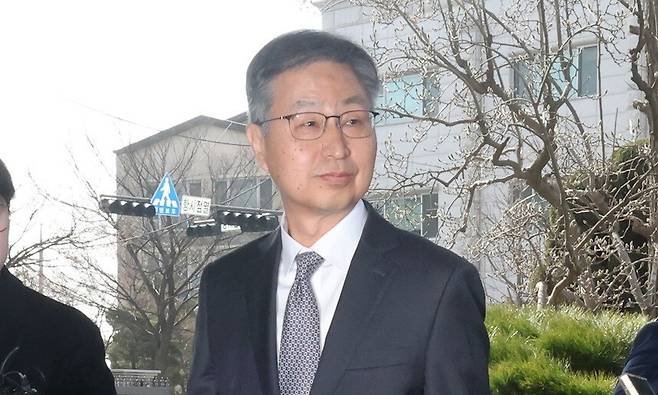 최재해 감사원장의 탄핵이 기각된 지난 3월13일 오전 서울 종로구 감사원 들머리에서 최 감사원장이 취재진의 질문을 듣고 있다. 김영원 기자 forever@hani.co.kr