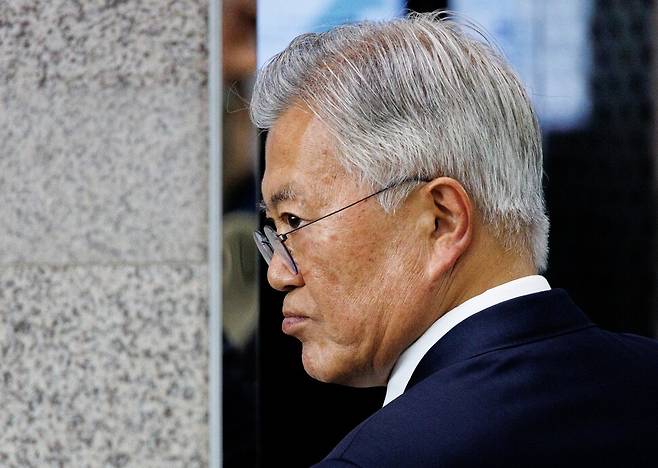 문재인 전 대통령이 4월25일 서울 국회 도서관에서 열린 4.27 판문점선언 7주년 기념식에 참석하고 있다. 문 전 대통령은 기념식에 참석하기 전 우원식 국회의장을 만나 검찰이 자신을 기소한 것에 대해 “검찰이 뭔가 정해진 방향대로 무조건 밀고 가는 느낌”이라고 말했다. 공동취재사진