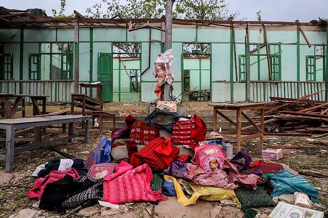 학생들의 가방이 12일 미얀마 사가잉 지역 오 테인 트윈 마을에서 미얀마 군사정부의 폭격으로 파손된 학교 건물 앞에 놓여 있다. 심지어 이번 공습은 미얀마 군부가 대규모 지진 피해에서 회복하기 위해 휴전을 선언한 와중에 벌인 것으로, 국제 사회의 비난이 거세지고 있다. AFP연합뉴스