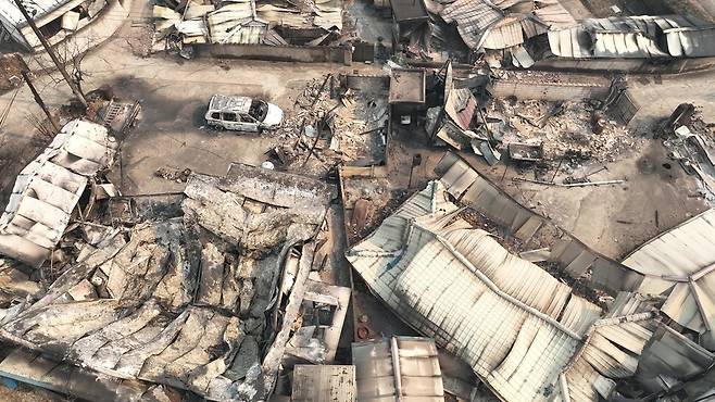 경북 산불은 한반도 초유의 기후재난으로, 5개 시군에 걸쳐 4000동 이상의 주택이 불타는 피해를 가져왔다. 산불 피해를 입은 경북 영덕 수암리의 모습. 기후위기기록단