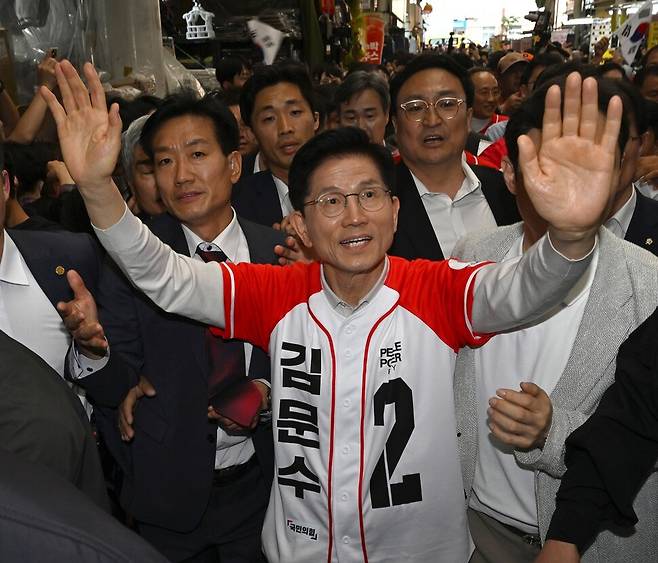 김문수 국민의힘 대통령 후보가 12일 대구 서문시장을 방문해 지지자들을 향해 손을 흔들고 있다. 공동취재사진