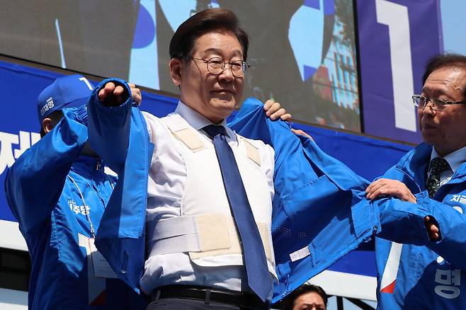 이재명 더불어민주당 대통령 후보가 6·3 대선 공식 선거운동 첫날인 12일 서울 광화문 청계광장에서 열린 출정식에서 방탄복 위에 점퍼를 입고 있다. 연합뉴스