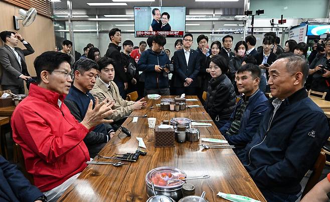 제21대 대통령 선거 공식 선거운동 첫날인 12일 김문수 국민의힘 대통령 후보가 서울 송파구 가락시장을 찾아 상인들과 이야기를 나누고 있다. 공동취재사진