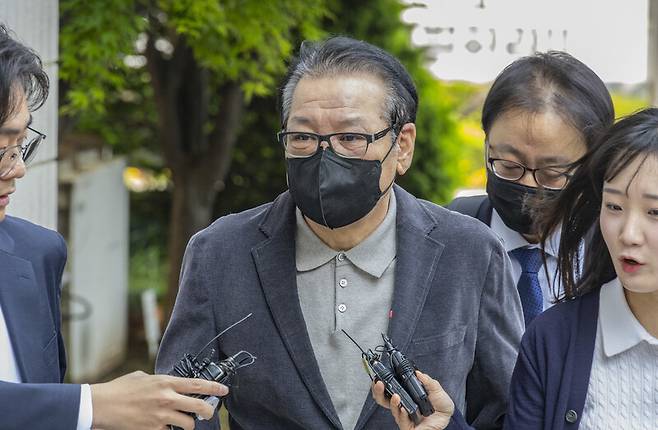 2018년 지방선거 공천헌금 의혹 혐의를 받는 ‘건진법사\' 전성배씨가 12일 서울 양천구 서울남부지법에서 열린 1심 두 번째 공판에 출석하고 있다. 2025.5.12 공동취재사진