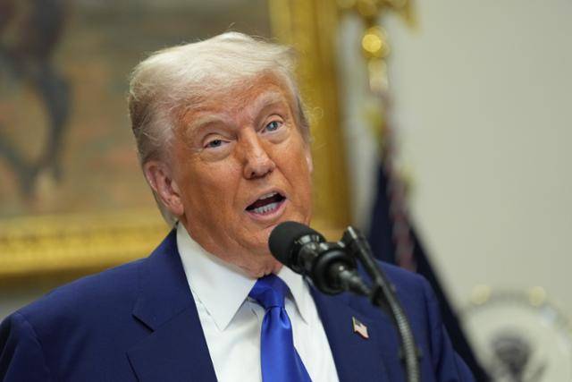 도널드 트럼프 미국 대통령이 12일 워싱턴 백악관 루스벨트룸에서 미 약값 인하 관련 서명 행사를 계기로 기자회견을 열고 취재진 질문에 대답하고 있다. 워싱턴=EPA 연합뉴스