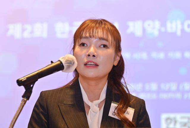 12일 서울 여의도 FKI타워에서 한국일보 주최로 열린 '혁신신약 시대, 치료 기회 확대를 위한 정책 방향 포럼'에 참석한 김예지 국민의힘 의원이 축사를 하고 있다. 최주연 기자