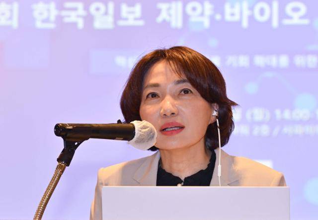 12일 서울 여의도 FKI타워에서 한국일보 주최로 열린 '혁신신약 시대, 치료 기회 확대를 위한 정책 방향 포럼'에 참석한 서미화 더불어민주당 의원이 축사를 하고 있다. 최주연 기자
