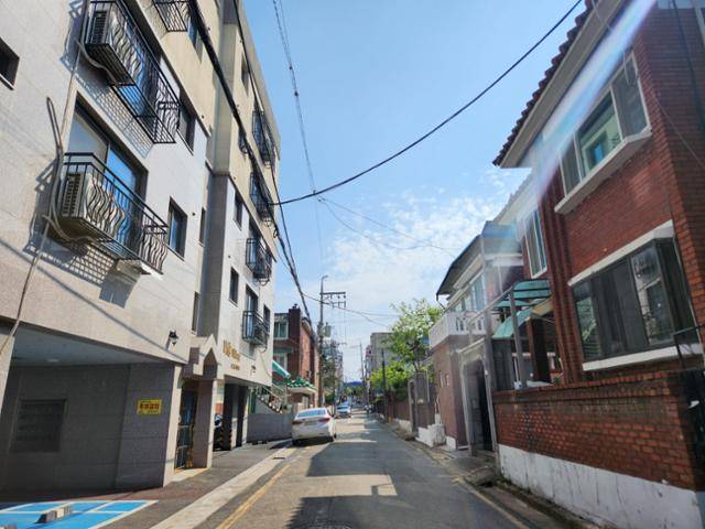 경기 수원시 세류동은 일대 사회초년생들이 처음 독립해 보금자리로 찾아드는 곳이다. 2023년 수원 일가족 전세사기 사건에 무방비로 당해 가장 피해가 컸던 지역이기도 하다. 수원=김지현 기자