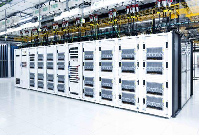 SK브로드밴드 서울 구로구 가산 데이터센터에 구축된 '가산 AI 데이터센터' 서버 랙(선반) 모습. SK텔레콤 제공