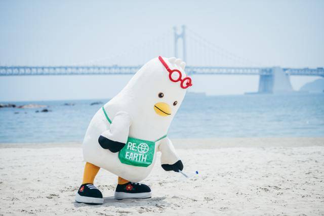 부산시 소통 캐릭터 '부기(부산갈매기)'가 2024년 8월 부산 광안리해수욕장에서 롯데백화점이 진행한 '플로깅(Plogging·조깅하며 쓰레기 줍기)'에 참여해 쓰레기를 줍고 있다. 롯데백화점 제공