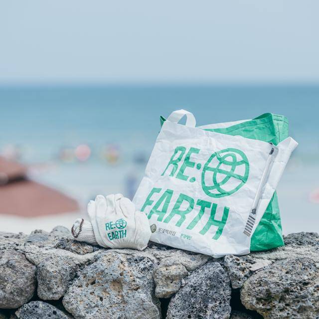 롯데백화점이 '플로깅(Plogging·조깅하며 쓰레기 줍기)' 참여자에게 제공한 플로깅 백(오른쪽)과 목장갑. 롯데백화점 제공