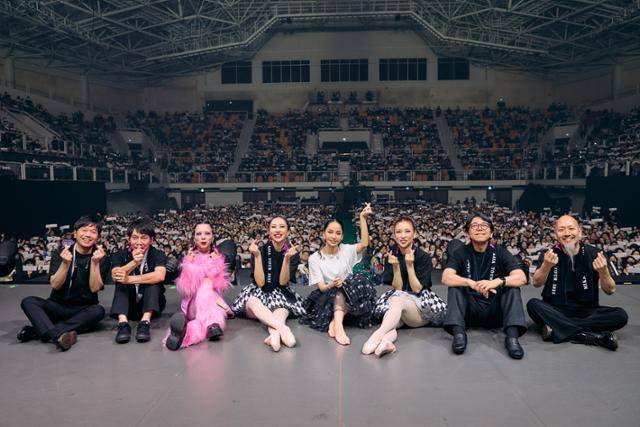 일본 가수 나카시마 미카가 11일 서울 성북구 고려대 화정체육관에서 공연을 마친 뒤 객석을 배경으로 밴드 멤버들, 댄서들과 함께 사진을 찍고 있다. 유진엔터테인먼트 제공