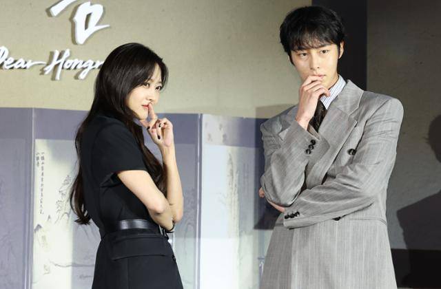 배우 조보아와 이재욱(오른쪽)이 13일 서울 구로구 라마다호텔에서 열린 넷플릭스 시리즈 '탄금' 제작발표회에 참석해 포즈를 취하고 있다. 뉴스1