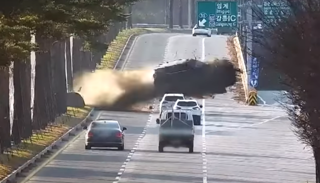 2022년 12월 강원 강릉시 홍제동에서 발생한 급발진 의심 사고 장면. 할머니가 운전하던 차량에 탑승했던 손자가 사망하면서 차량 결함이 의심됐으나 13일 1심 법원은 원고 패소 판결했다. 유튜브 한문철 TV 캡처