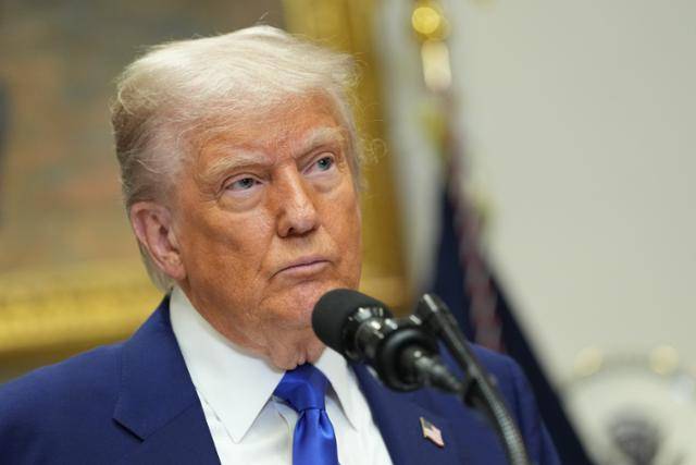 도널드 트럼프 미국 대통령이 12일(현지시간) 미국 워싱턴 백악관 루즈벨트룸에서 열린 기자회견에서 취재진의 질문을 받고 있다. 워싱턴=EPA 연합뉴스