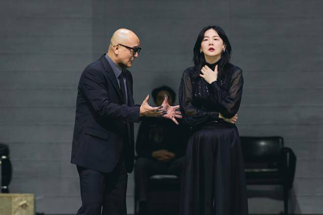 7일 개막한 연극 '헤다 가블러'에서 각각 주인공 헤다와 남편 테스만을 연기하고 있는 이영애(오른쪽)와 김정호. LG아트센터 제공