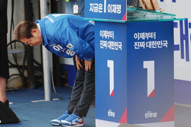 이재명 더불어민주당 대선 후보가 '보수의 텃밭'으로 불리는 대구·경북(TK) 지역 유세에 나선 13일 경북 포항시청 광장에서 포항 시민들에게 허리를 깊이 숙여 인사하고 있다. 이 후보는 통합을 상징하는 의미에서 민주당 상징색인 파란색에 보수 진영을 상징하는 빨간색이 섞인 신발을 착용했다. 포항=연합뉴스