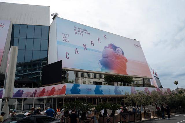 12일 프랑스 남부 도시 칸의 문화공간인 팔레 데 페스티벌에 제78회 칸국제영화제 대형 포스터가 걸려 있다. 팔레 데 페스티벌은 개막식과 폐막식 등 칸영화제 주요 행사가 치뤄지는 곳이다. 칸=AP 연합뉴스