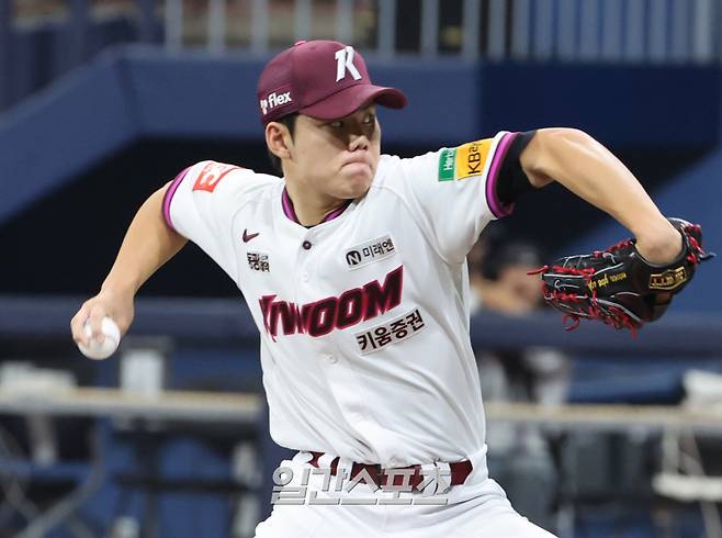 11일 오후 서울 고척스카이돔에서 열린 2025 프로야구 한화 와 키움 경기. 키움 선발 김윤하가 역투하고 있다. 고척=정시종 기자 capa@edaily.co.kr /2025.05.11.