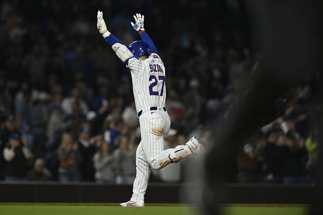 <yonhap photo-2339="">13일(한국시간) 시즌 10홈런을 때려낸 스즈키 세이야가 환호하고 있다. [AP=연합뉴스]</yonhap>