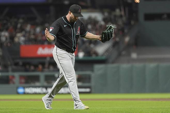 <yonhap photo-3556="">13일(한국시간) 샌프란시스코전에 선발 등판한 메릴 켈리가 이닝을 마친 뒤 더그아웃으로 향하고 있다. [AP=연합뉴스]</yonhap>