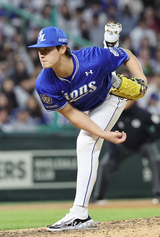 2025 KB0리그 프로야구 SSG랜더스와 삼성라이온즈의 경기가 29일 오후 인천SSG랜더스필드에서 열렸다. 7회말 1사 2,3루 이호성이 구원등판해 역투하고 있다. 인천=김민규 기자 mgkim1@edaily.co.kr /2025.04.29/