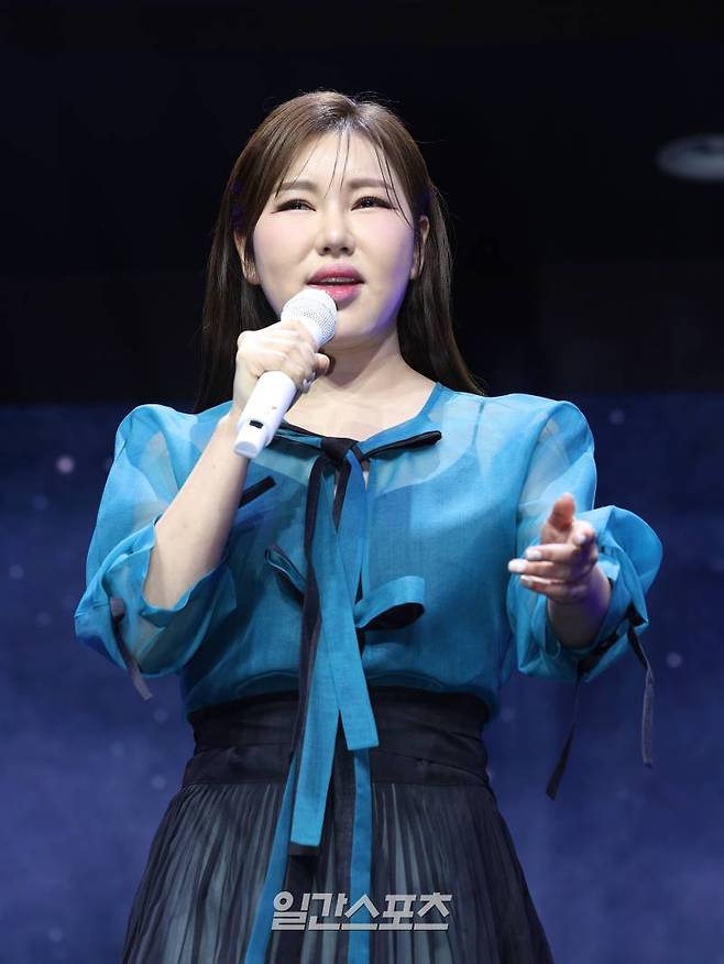 가수 송가인이 11일 오후 서울 강서구 스카이아트홀에서 열린 정규 4집 ‘가인;달’ 발매 기념 쇼케이스에 참석해 타이틀곡 무대를 선보이고 있다. 타이틀곡 '아사달'은 경주 불국사의 석가탑을 만든 석공 아사달의 비극적 설화에서 영감을 얻어 탄생했다. 서병수 기자 qudtn@edaily.co.kr /2025.02.11/