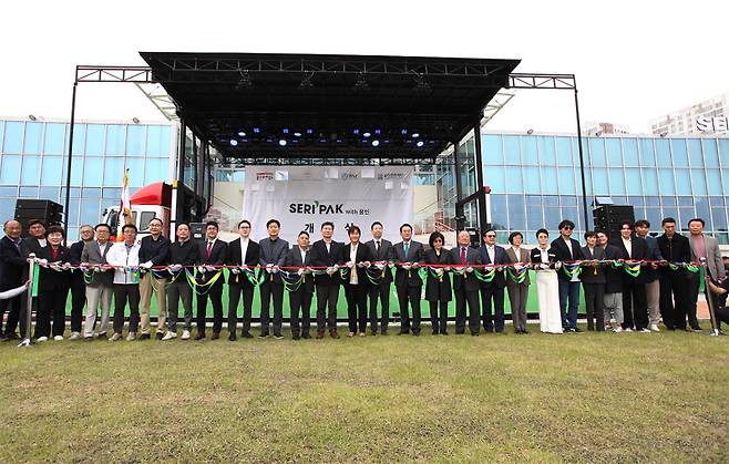 SERI PAK with 용인 개관식에 참석한 인사들이 테이프 커팅을 하고 있다. 사진=바즈인터내셔널 제공