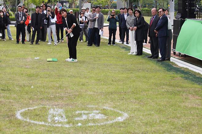 개관식 기부 이벤트 샷을 하는 박세리 감독.&nbsp; &nbsp;사진=바즈인터내셔널 제공