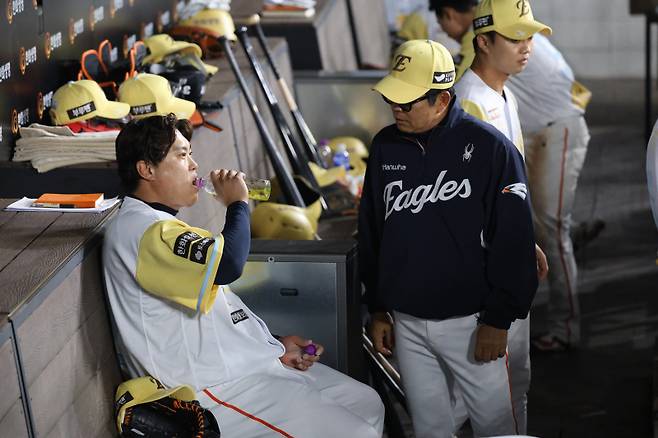 <yonhap photo-5303=""> 물 마시는 류현진 (대전=연합뉴스) 이주형 기자 = 13일 대전 한화생명 볼파크에서 열린 2025 신한 SOL 뱅크 KBO리그 한화이글스와 두산베어스의 경기. 한화 류현진이 5회 초 두산의 공격을 막아 낸 뒤 더그아웃에 들어와 물을 마시고 있다. 2025.5.13 coolee@yna.co.kr/2025-05-13 20:12:31/ <저작권자 ⓒ 1980-2025 ㈜연합뉴스. 무단 전재 재배포 금지, AI 학습 및 활용 금지></yonhap>