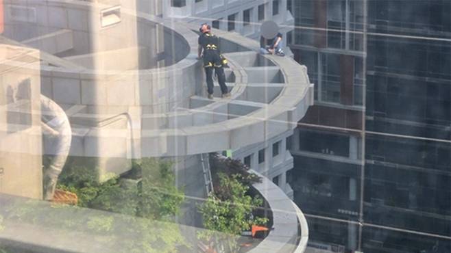 강남역 인근 15층짜리 건물 옥상에 오른 한 시민