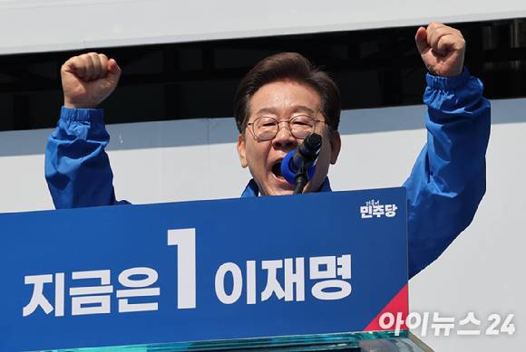 이재명 더불어민주당 대선 후보가 제21대 대선 공식 선거운동 첫날인 12일 서울 종로구 광화문광장에서 열린 중앙선거대책위원회 출정식에서 연설을 하고 있다. [사진=곽영래 기자]