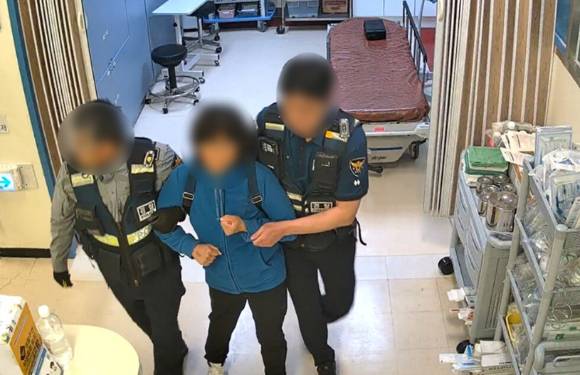 천식 발작 증세를 보여 응급실을 찾은 환자가 의료진을 흉기로 위협하다 경찰에 체포됐다. 사진은 해당 응급실에서 난동을 부리다 체포되고 있는 A씨. [사진=독자제공, 연합뉴스]