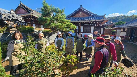 초록볼런티어 한옥마을 정원  [사진=전주시 ]
