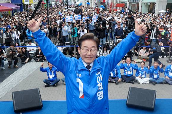 더불어민주당 이재명 대선 후보가 13일 '보수의 심장'이라고 불리는 대구광역시의 동성로 거리에서 열린 집중 유세에서 연설을 마친 뒤 두 팔을 번쩍 들어올리고 있다. 2025.5.13 [사진=연합뉴스]
