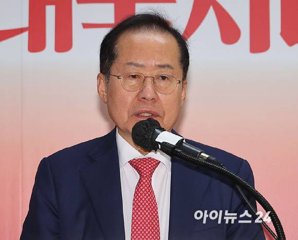 국민의힘 대선 후보 2차 경선에서 탈락한 홍준표 후보가 29일 서울 여의도 대하빌딩 선거 캠프 사무실에서 정계 은퇴 의사를 밝히고 있다. 2025.4.29 [사진=연합뉴스]