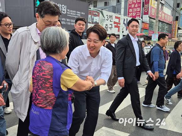 이준석 개혁신당 대선 후보가 13일 대구 칠성준석 개혁신당 대선 후보가 13일 대구 칠성시장을 찾아 시장 상인들과 인사를 나누고 있다. [사진=김주훈 기자]