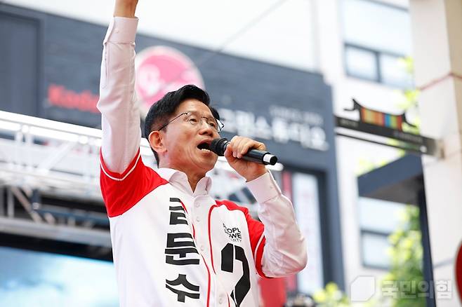 김문수 후보가 13일 울산 뉴코아아울렛 잎에서 시민들과 인사를 하고 유세를 하고 있다. (국민의힘)