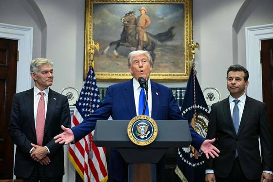 도널드 트럼프 미국 대통령이 12일(현지시간) 워싱턴 DC 백악관 루즈벨트룸 기자 회견에서 발언하고 있다. AFP=연합뉴스