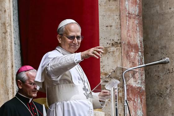 지난 11일 바티칸 성 베드로 대성전 발코니에서 주일 기도를 집전하는 교황 레오 14세. [AFP=연합뉴스]