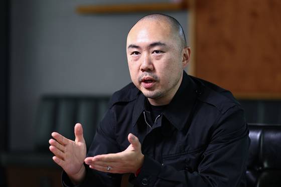 민머리에 검은 사파리와 면바지는 김정균 대표의 트레이드 마크다. 첫 아이 돌 즈음 배냇 머리를 민 이후로 같이 민머리를 유지하고 있다. 김종호 기자