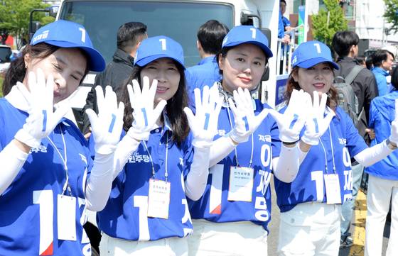 더불어민주당 울산시당 선거운동원들이 12일 오전 울산시 남구 공업탑 앞에서 출정식을 마친 뒤 이재명 후보 지지를 호소하고 있다. [뉴시스]