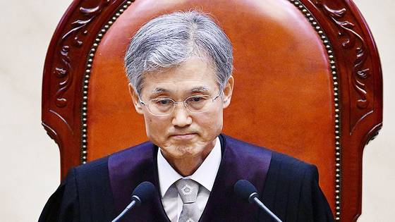 조희대 대법원장이 1일 오후 서울 서초구 대법원 대법정에서 이재명 더불어민주당 대선 후보의 공직선거법 위반 사건 상고심 선고를 준비하며 입술을 다물고 있다. 2025.05.01 사진공동취재단