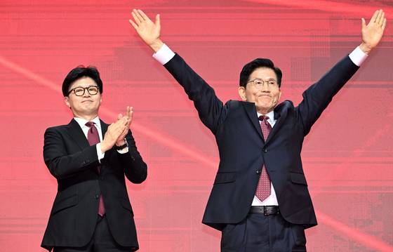 김문수 국민의힘 대선 후보가 3일 경기 일산 킨텍스에서 열린 제5차 전당대회에서 최종 후보로 확정된 뒤 기뻐하고 있다. 임현동 기자