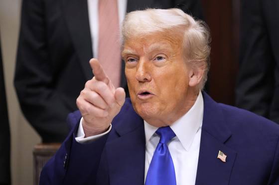 도널드 트럼프 대통령은 12일(현지시간) 카타르 왕실로부터 4억 달러 상당의 초호화 제트기를 받기로 한 것에 대한 윤리적 문제를 지적한 기자를 향해 "부끄러워해야 한다"며 "선의의 제스쳐를 받지 않는 것이 멍청한 사람"이라고 말했다. AP=연합뉴스