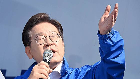 이재명 더불어민주당 대선후보가 12일 경기 화성시 동탄센트럴파크에서 열린 집중유세에서 연설하고 있다. 김성룡 기자