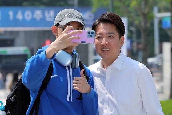 이준석 개혁신당 대통령 후보가 공식 선거운동이 시작된 12일 서울 서대문구 연세로 연세대학교를 찾아 학생과 셀카를 찍고 있다. 뉴스1