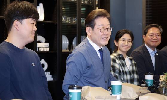 이재명 더불어민주당 대통령 후보가 12일 경기 성남시 분당구(판교) 한 오피스텔에서 'K-혁신' 브라운백미팅에 참여해 판교 IT개발자 2030 직장인들과 간담회를 갖고 있다. /뉴스1