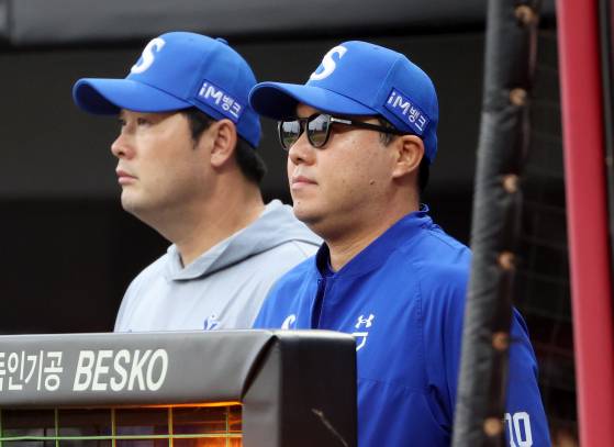 삼성 박진만 감독(오른쪽)과 12일 2군 감독으로 이동한 정대현 삼성 수석코치. 연합뉴스
