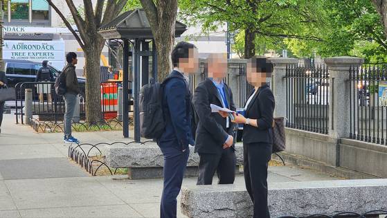 지난달 24일(현지시간) 오전 7시께 중국 재정부(기획재정부에 해당) 고위 인사가 10여명의 수행원을 대동하고 미국 워싱턴에 위치한 미 재무부 본부 건물로 입장하는 모습이 확인됐다. 사진은 양측의 회동이 끝나기를 기다리는 중국측 수행원. 이들은 G20 재무장관 회의에 참석하기 위한 신분증을 착용하고 있었고, 신분증엔 '중국(China)'라는 국적이 표기돼 있었다. 워싱턴=강태화 특파원